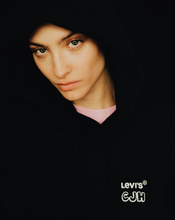 Lade das Bild in den Galerie-Viewer, Levi´s x CJH Charity Piggy Logo Hoodie schwarz Unisex