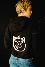 Lade das Bild in den Galerie-Viewer, Levi´s x CJH Charity Piggy Logo Hoodie schwarz Unisex