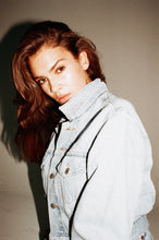 Lade das Bild in den Galerie-Viewer, CJH x Levi´s Loose sleeve Trucker Girls Jacket Light Indigo