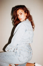 Lade das Bild in den Galerie-Viewer, CJH x Levi´s Loose sleeve Trucker Girls Jacket Light Indigo