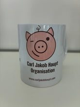 Lade das Bild in den Galerie-Viewer, CJH Mug mit Zwinkerschweinchen
