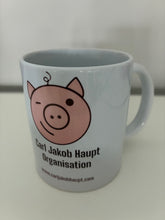 Lade das Bild in den Galerie-Viewer, CJH Mug mit Zwinkerschweinchen

