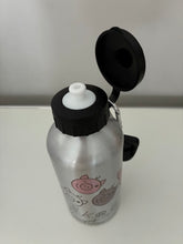 Lade das Bild in den Galerie-Viewer, CJH Trinkflasche Schweinchen Pink/Grau
