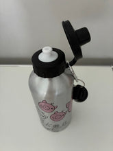 Lade das Bild in den Galerie-Viewer, CJH Trinkflasche Schweinchen Pink/Silber
