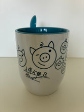 Lade das Bild in den Galerie-Viewer, CJH Mug weiß/blau mit Löffel und Zwinkerschweinchen blau
