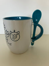 Lade das Bild in den Galerie-Viewer, CJH Mug weiß/blau mit Löffel und Zwinkerschweinchen blau

