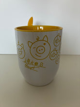 Lade das Bild in den Galerie-Viewer, CJH Mug weiß/gelb mit Löffel und Zwinkerschweinchen gelb
