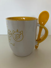 Lade das Bild in den Galerie-Viewer, CJH Mug weiß/gelb mit Löffel und Zwinkerschweinchen gelb
