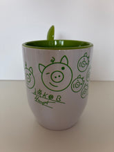 Lade das Bild in den Galerie-Viewer, CJH Mug weiß/grün mit Löffel und Zwinkerschweinchen grün
