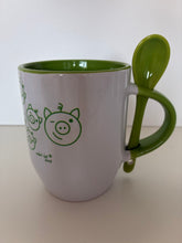 Lade das Bild in den Galerie-Viewer, CJH Mug weiß/grün mit Löffel und Zwinkerschweinchen grün
