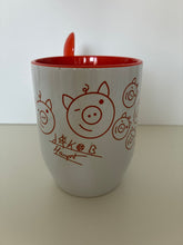 Lade das Bild in den Galerie-Viewer, CJH Mug weiß/orange mit Löffel und Zwinkerschweinchen orange
