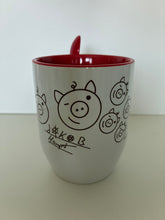 Lade das Bild in den Galerie-Viewer, CJH Mug weiß/rot mit Löffel und Zwinkerschweinchen rot
