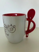 Lade das Bild in den Galerie-Viewer, CJH Mug weiß/rot mit Löffel und Zwinkerschweinchen rot
