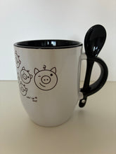 Lade das Bild in den Galerie-Viewer, CJH Mug weiß/schwarz mit Löffel und Zwinkerschweinchen schwarz
